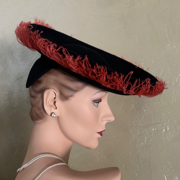 COMELY 1940s\' BLACK FELT TILT WIDE BRIM HAT WITH RED OSTRICH FEATHER TRIM